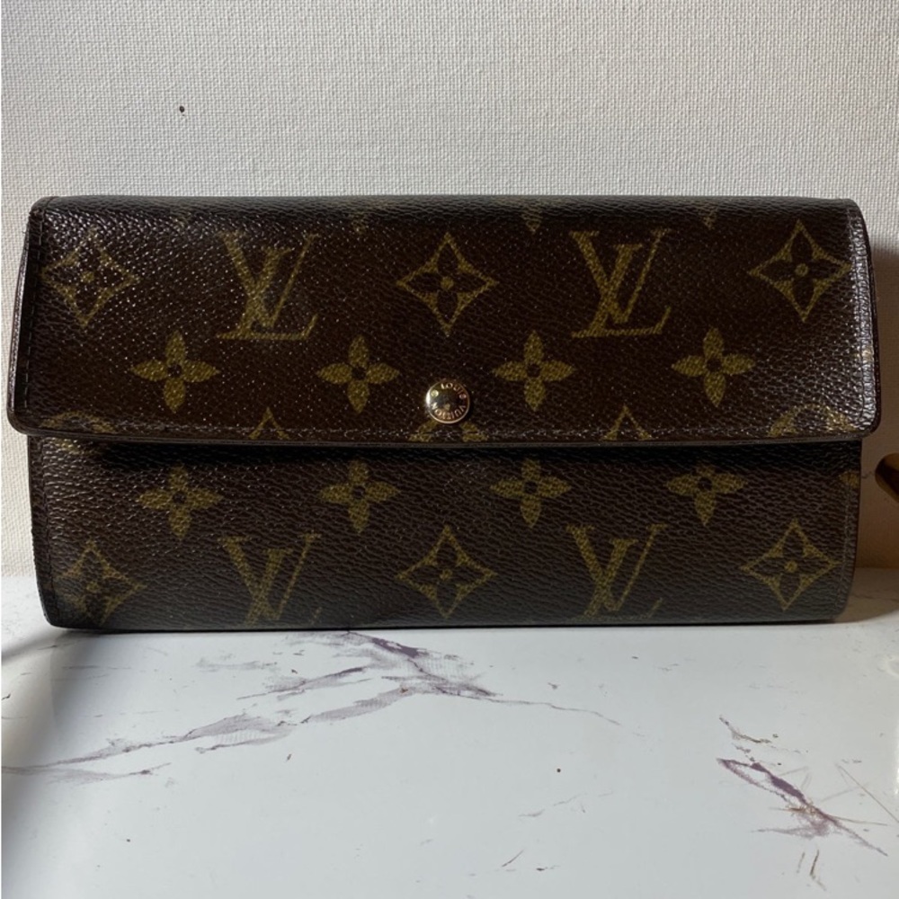 SOLDAuthentic Louis Vuitton Monogram Sarah Wallet - Picture 4 of 14
